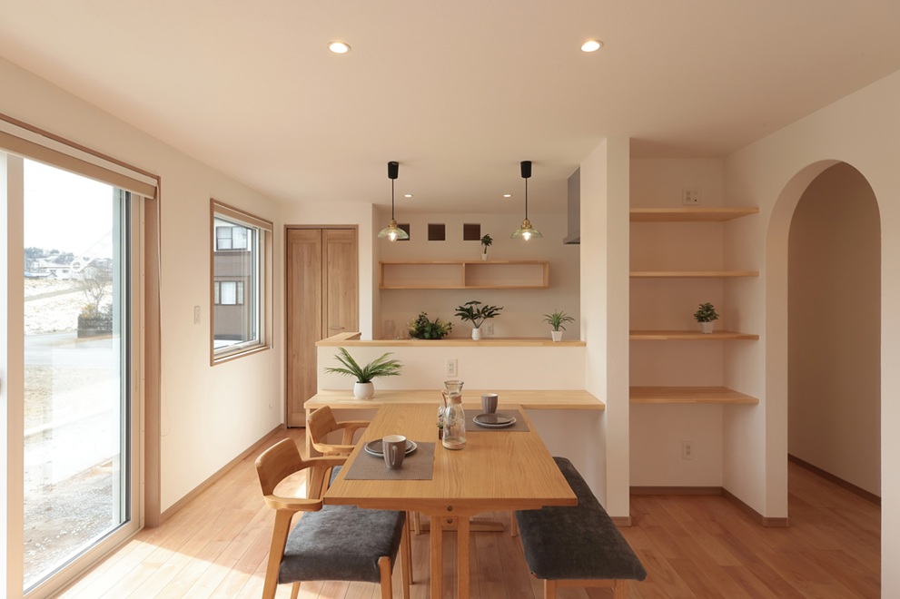 キッチン横には扉付きパントリーで生活感をシャットアウト