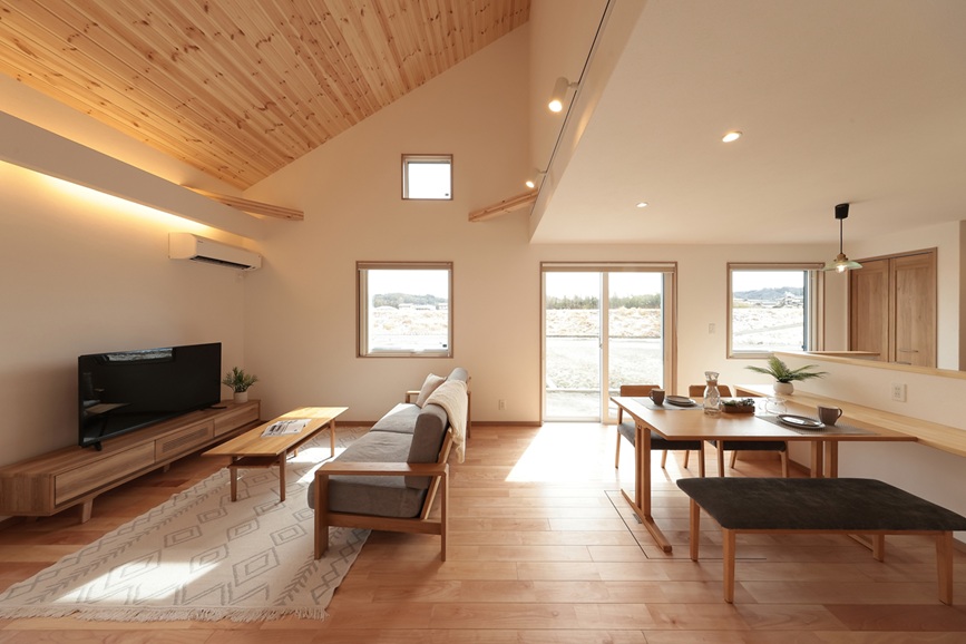 勾配天井と大きな窓で開放感たっぷり