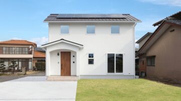 白い外壁とアール壁、窓の形が可愛いお家