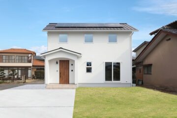 白い外壁とアール壁、窓の形が可愛いお家