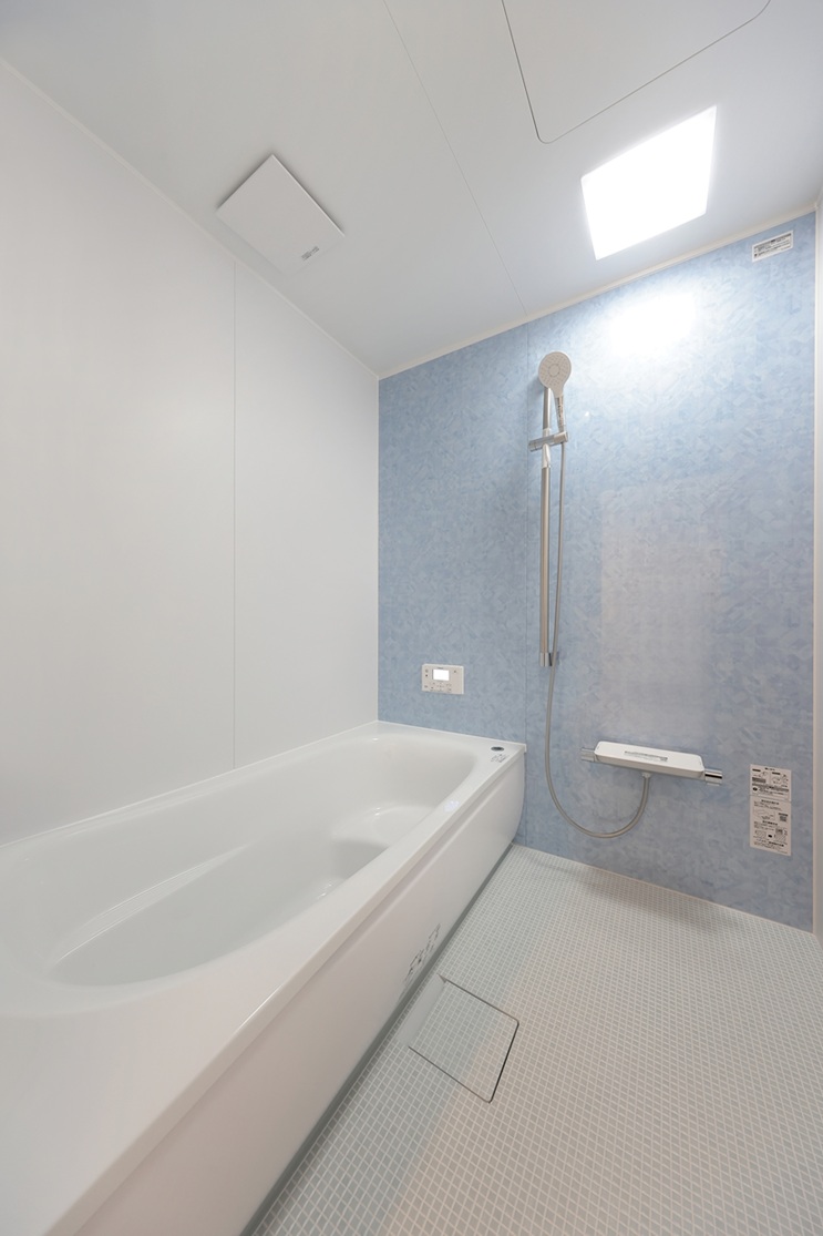 青い壁が爽やかな浴室