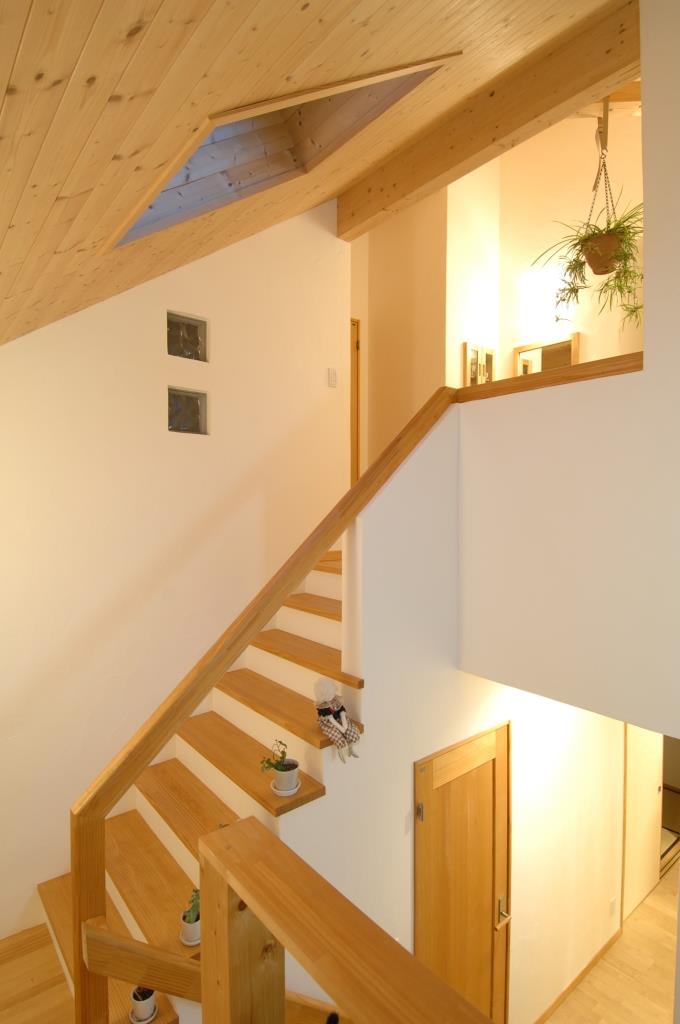 シンプルな階段手摺ですっきりとした視界に