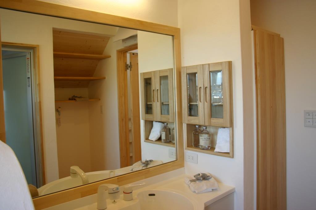 木製の扉付き収納がおしゃれ