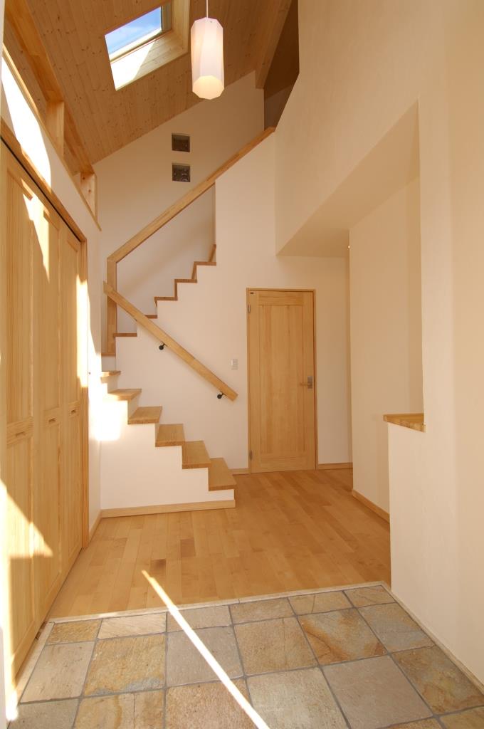 トップライトから光を取り込み明るい玄関