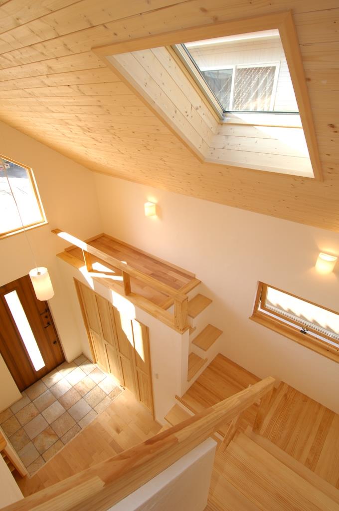 玄関収納の上はキャットウォークに。注文住宅ならではの遊び心をプラス。