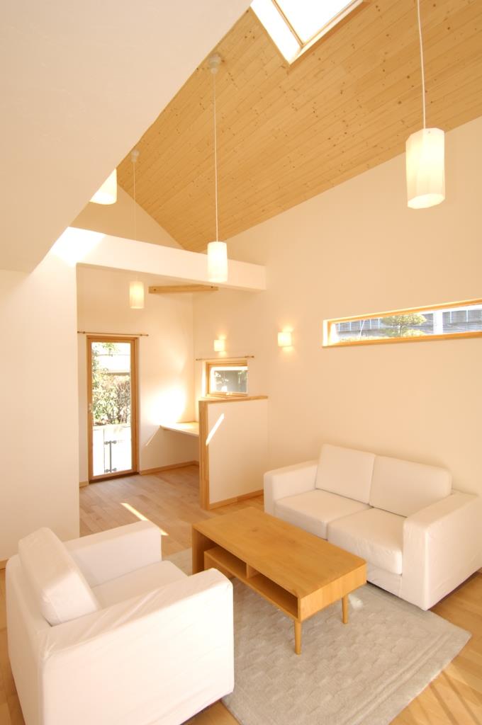 大開口×勾配天井で明るく開放的なリビング