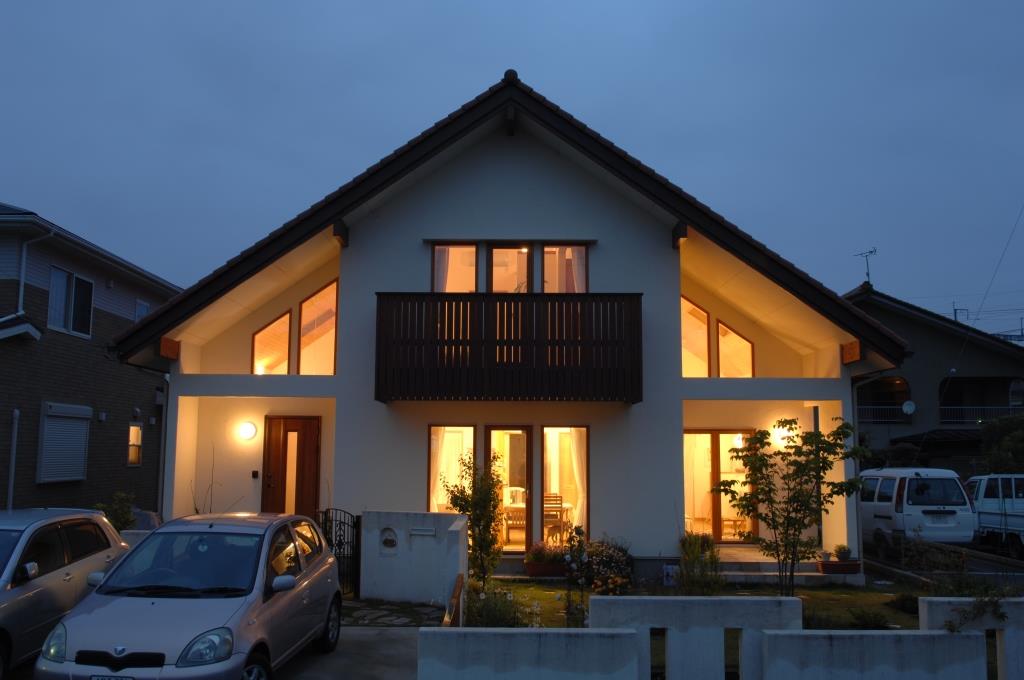 暖かい明りが漏れる外観