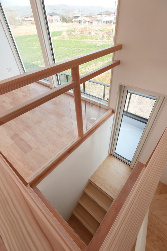 階段手摺は強化ガラスを使用して開放感を演出