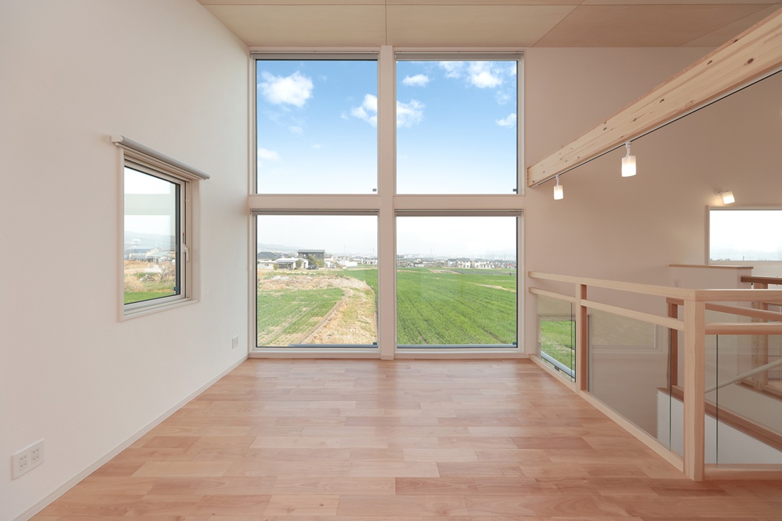 床から天井まである大きな四つ窓からは壮大な景色を楽しめる
