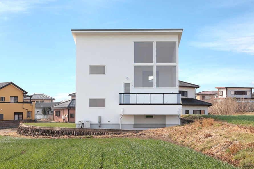 大きな四つ窓が印象的な外観