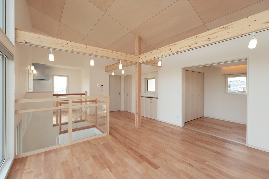リビングの天井はシナベニヤを採用