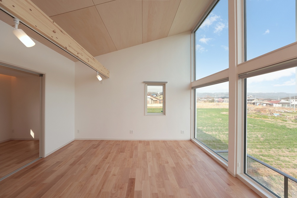 漆喰と木のバランスが美しい