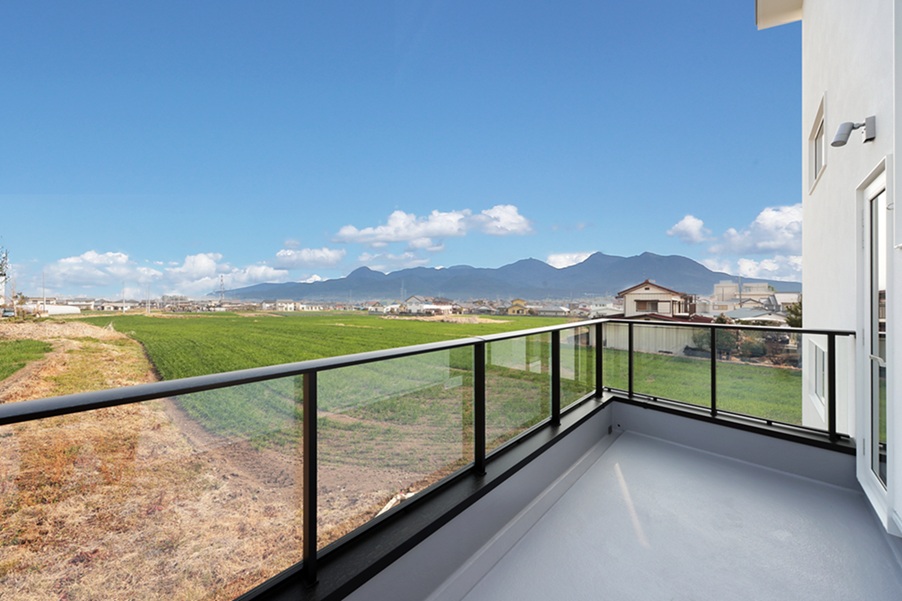 山々を一望できるバルコニーで、ゆったりとお酒を楽しむ贅沢な時間過ごす