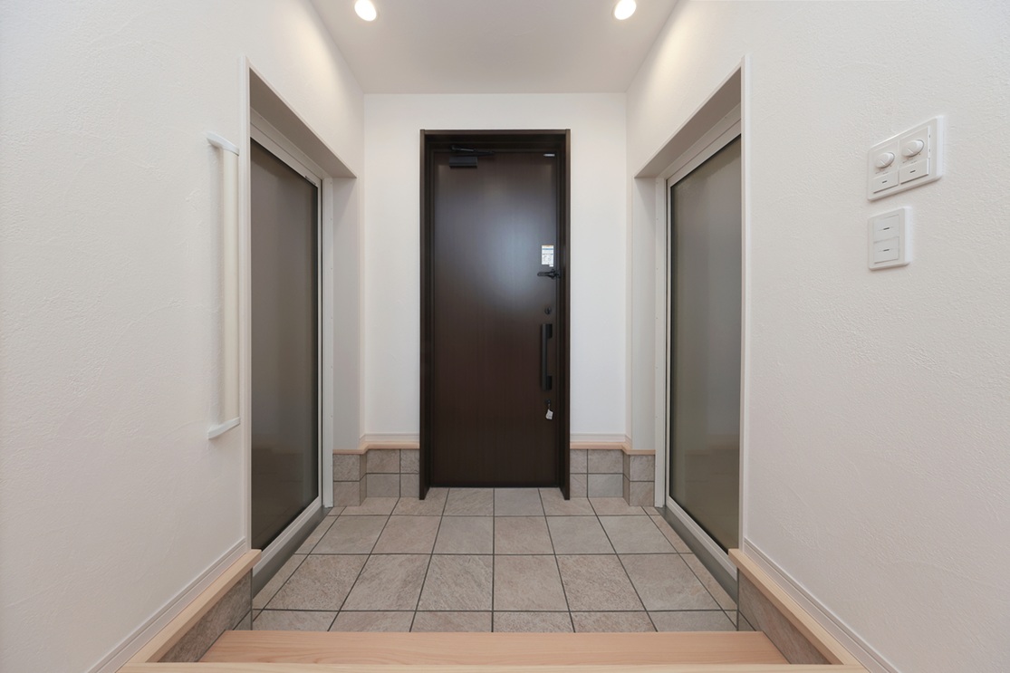 玄関から土間とガレージにアクセスできる動線