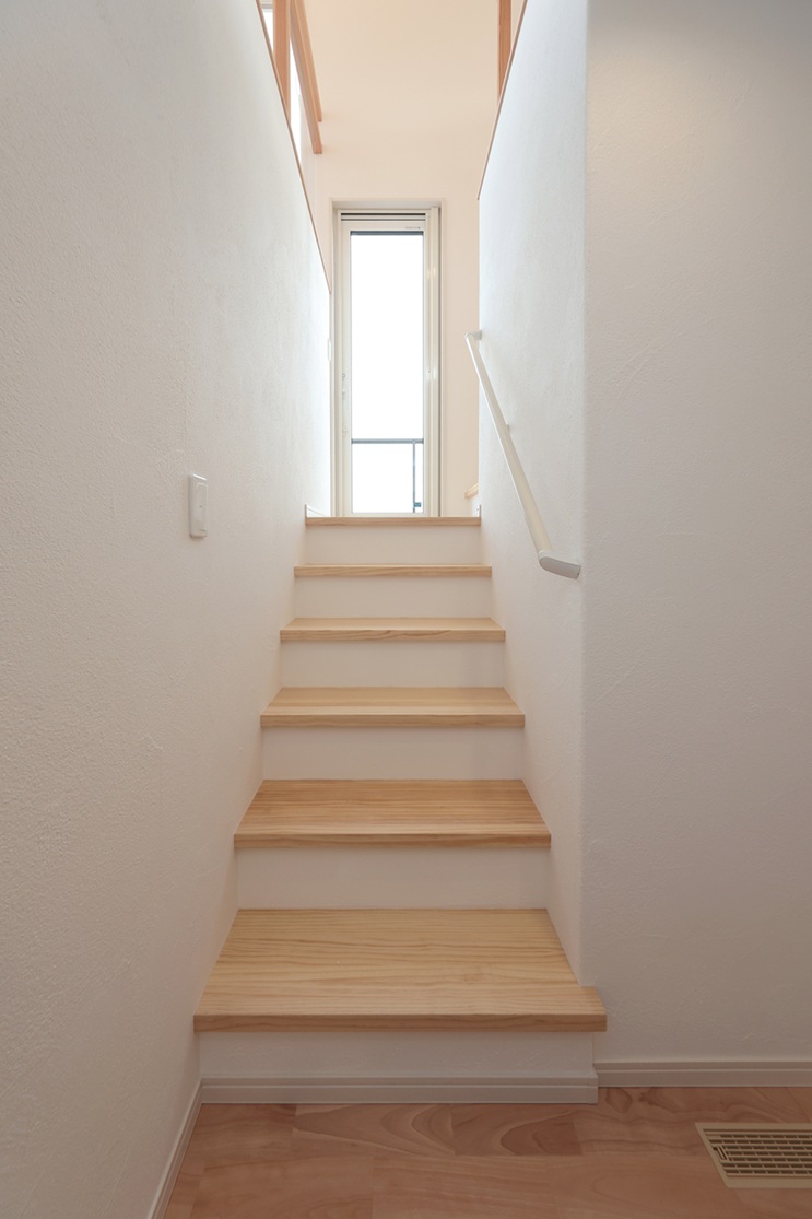 2階へ上がる階段途中からバルコニーへ