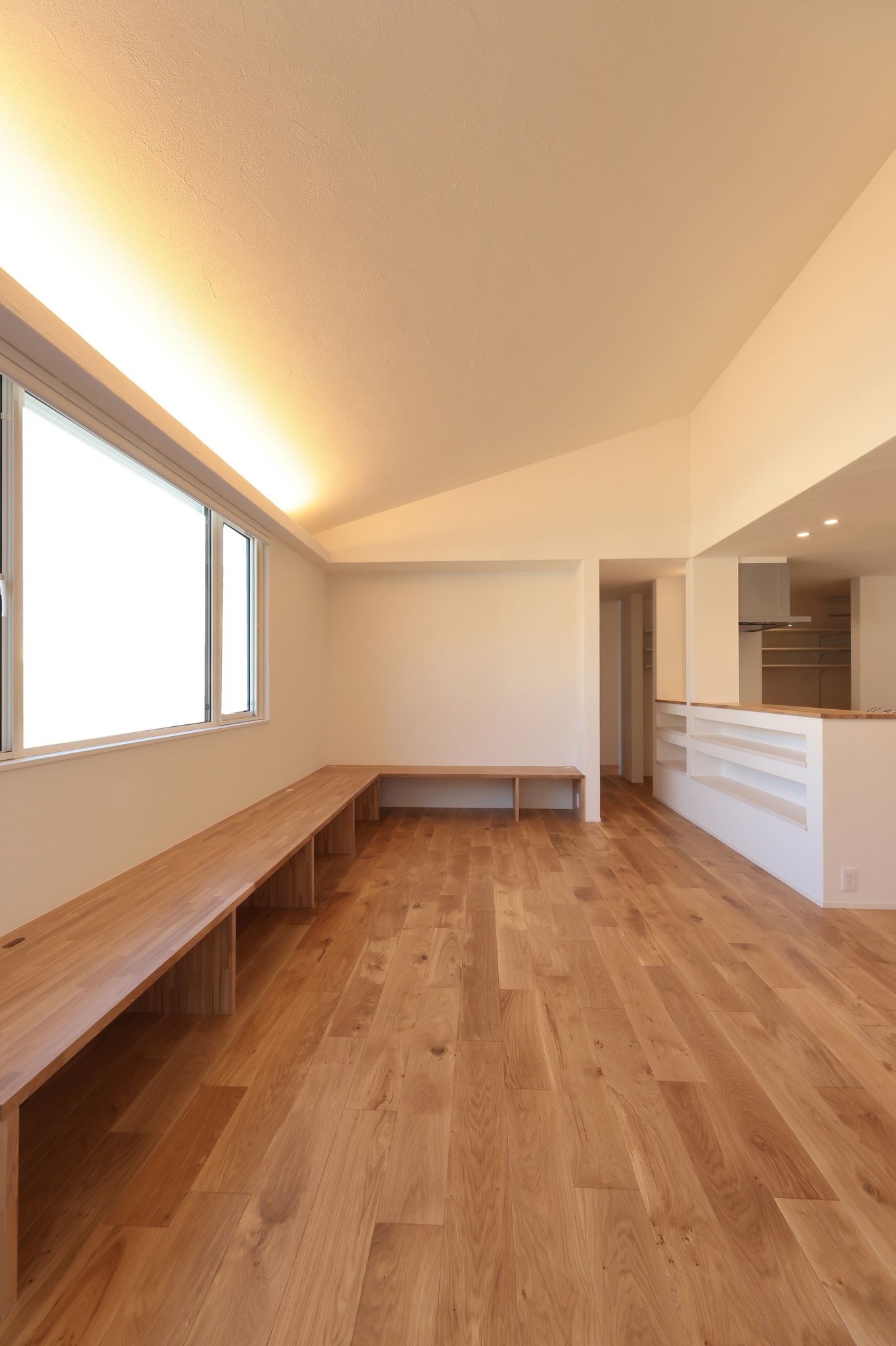 漆喰塗りの勾配天井リビング