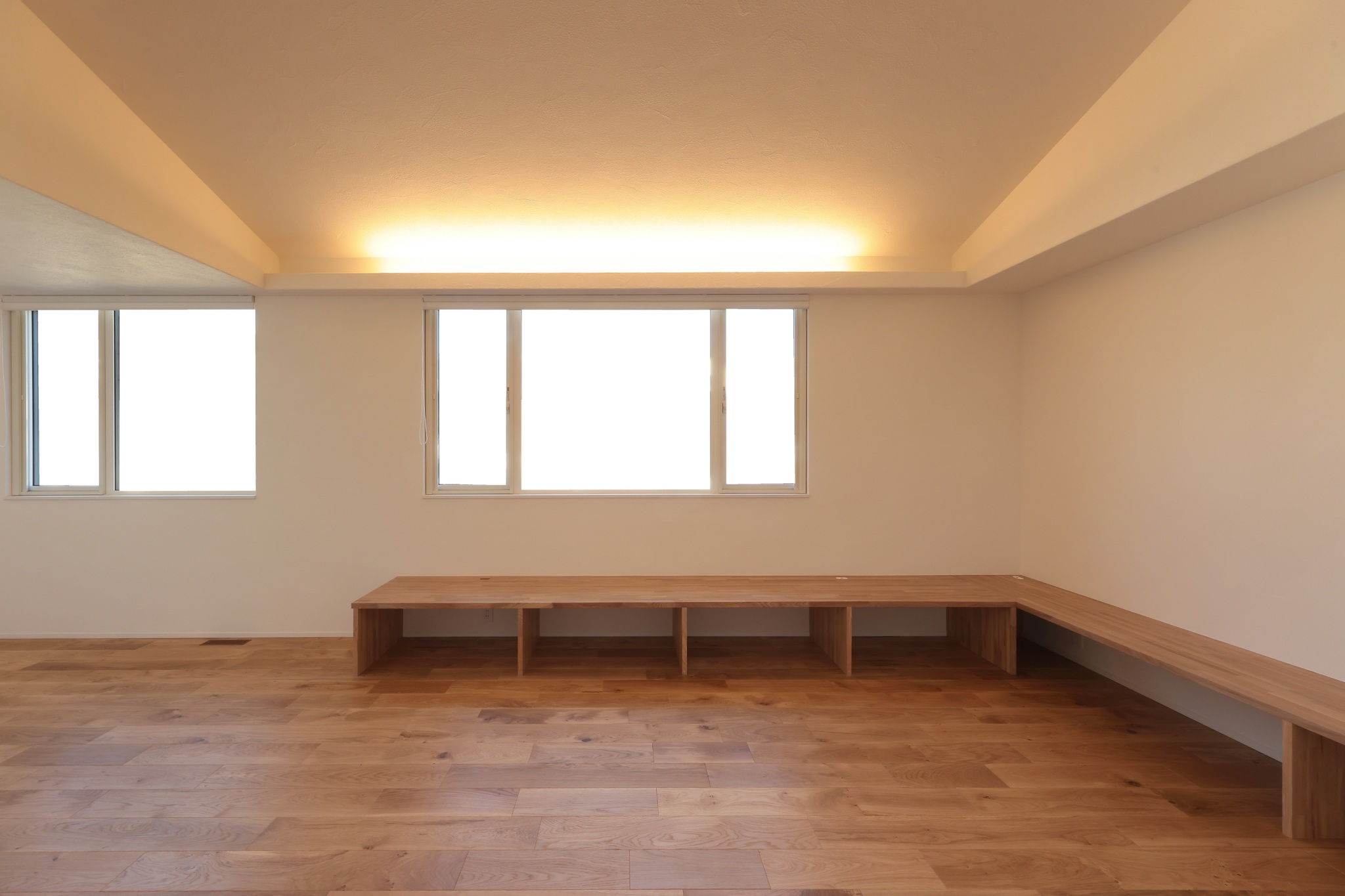 間接照明の明かりが漆喰の天井まで延び広がりを感じさせる