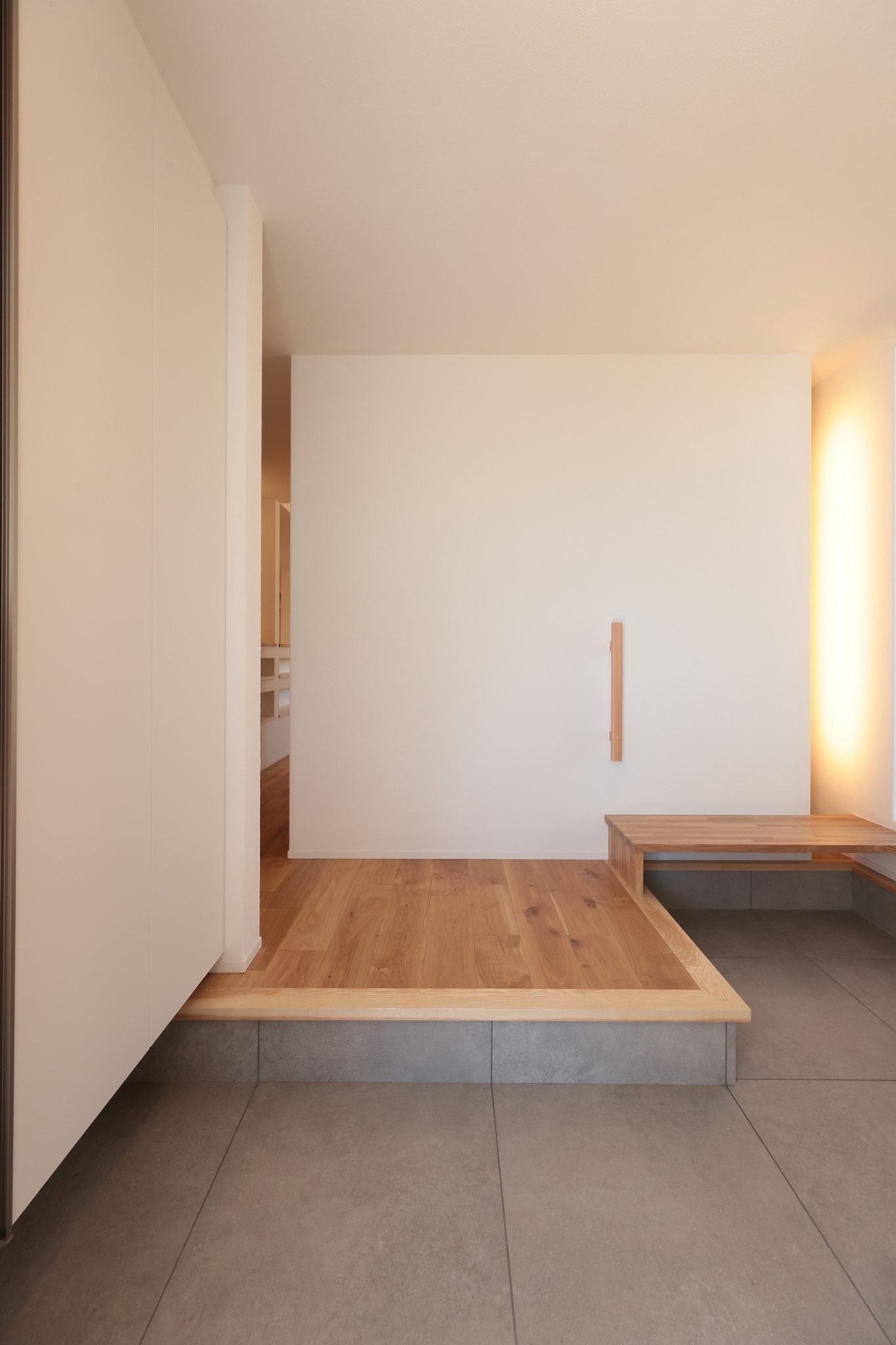 漆喰壁の美しさが際立つシンプルな玄関