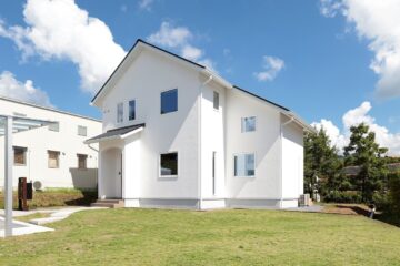木々に囲まれた、自然と調和する漆喰の家