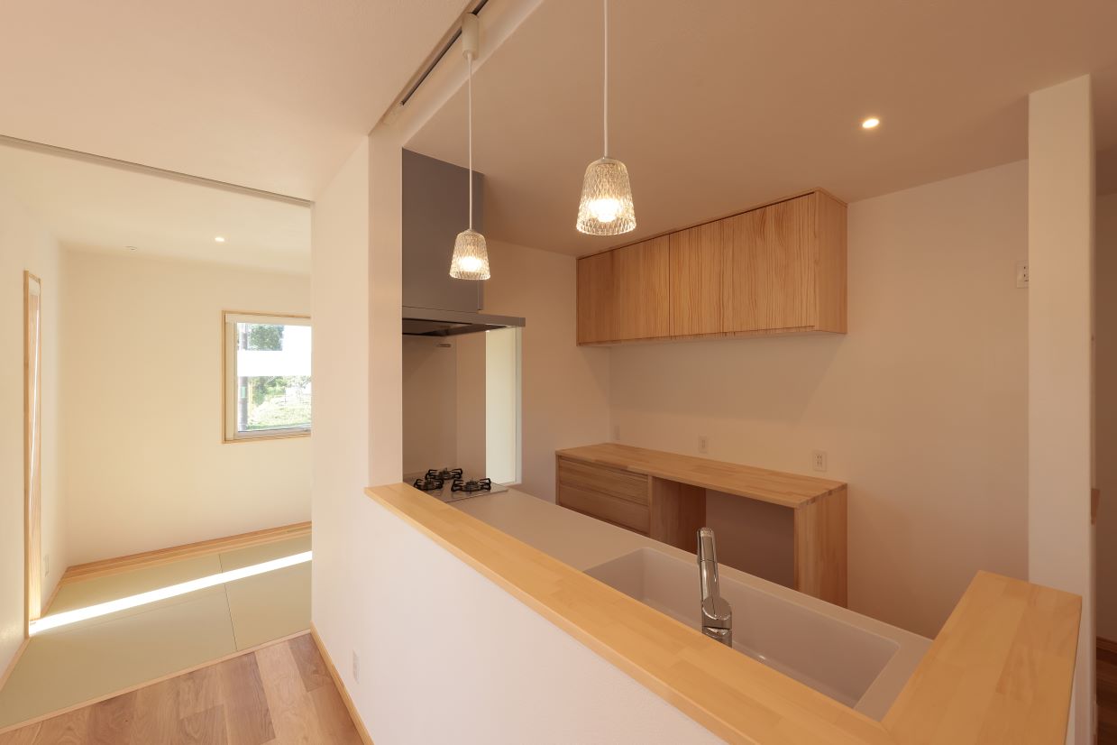 収納力アップのため吊戸棚を設置