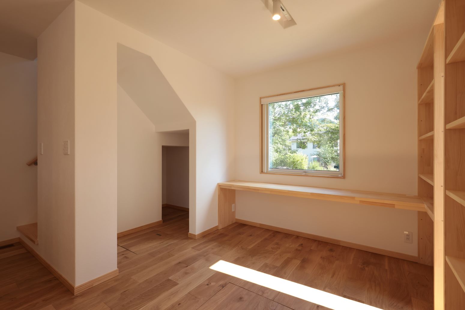 ダイニングの横にはカウンターを設置。スタディスペースに