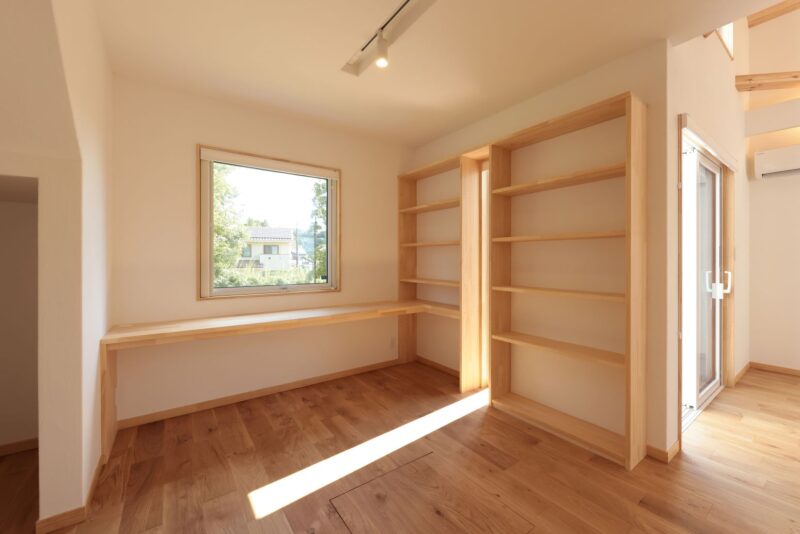 たくさんの本を収納できる造作棚