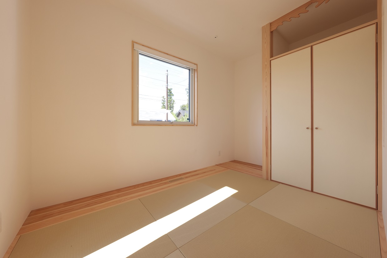 リビングに隣接する和室は来客時の客室として。仏壇スペースも確保