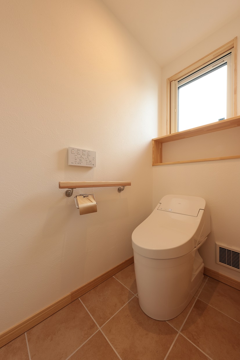 トイレ床は水に強いタイルを採用