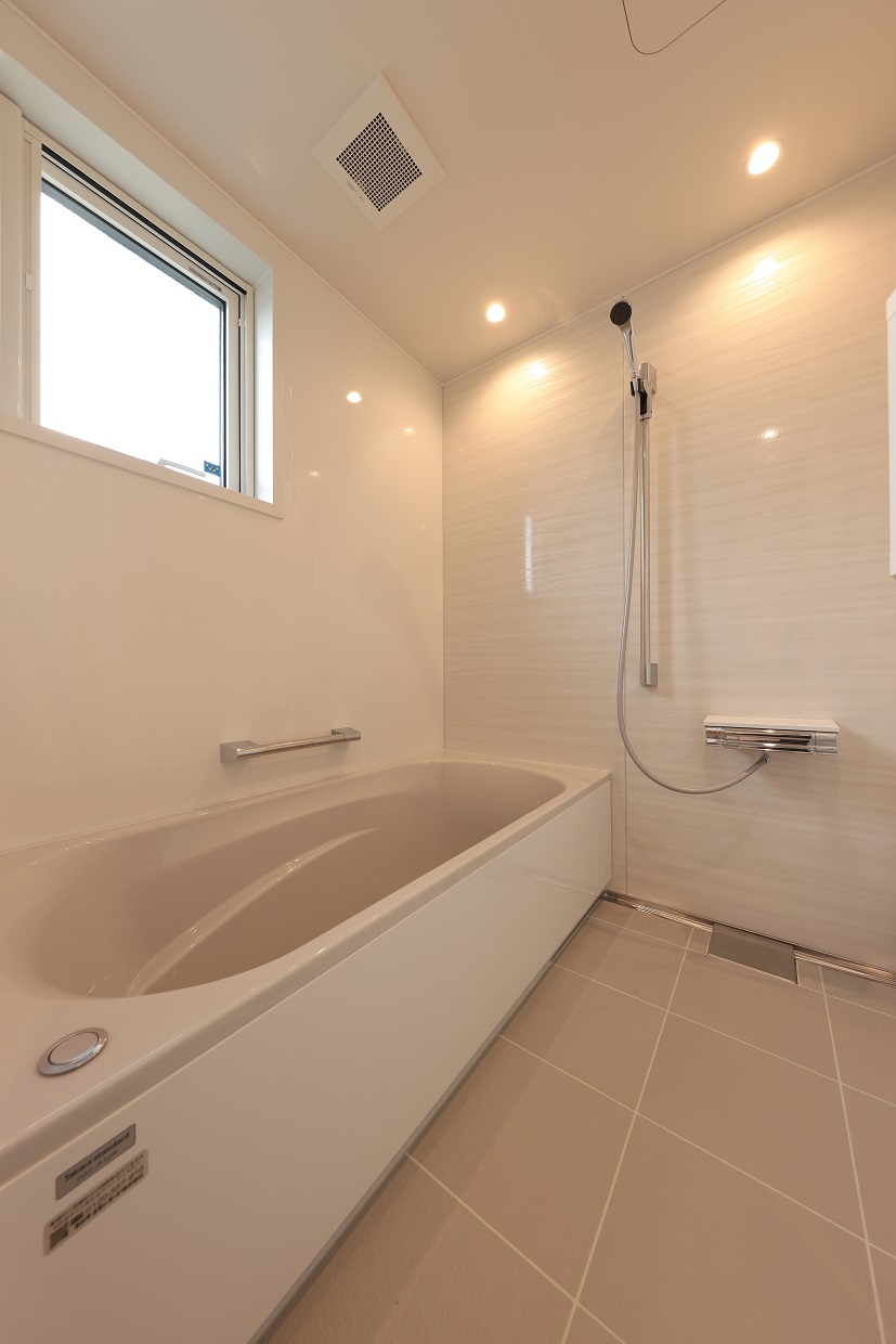 くすんだベージュ色が可愛いお風呂