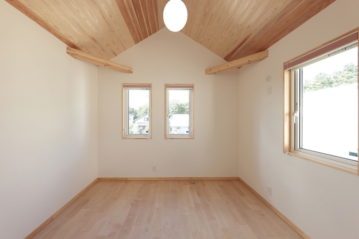 杉の天井に癒される子供部屋