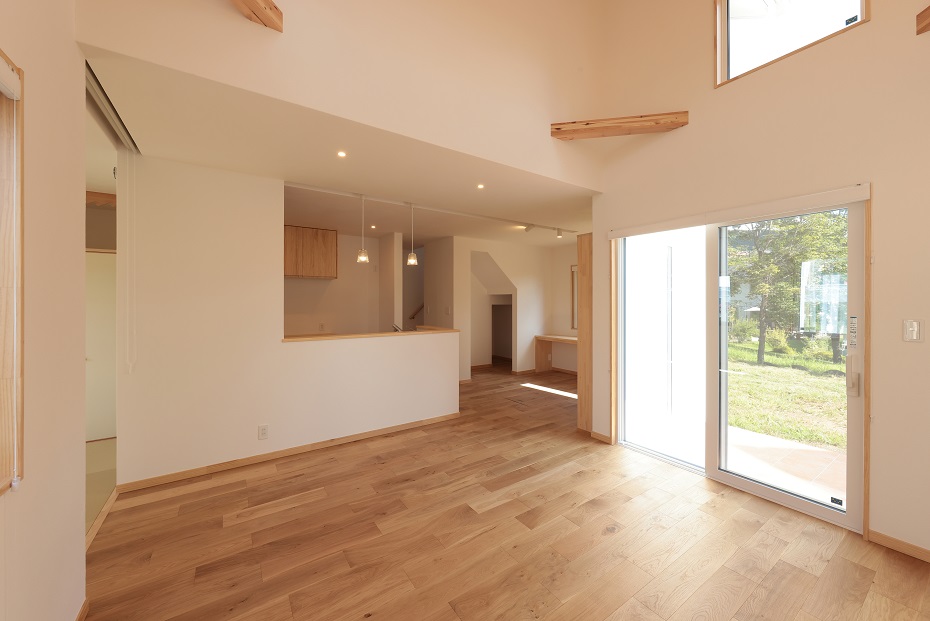 リビング上部のみ勾配天井で開放感たっぷり