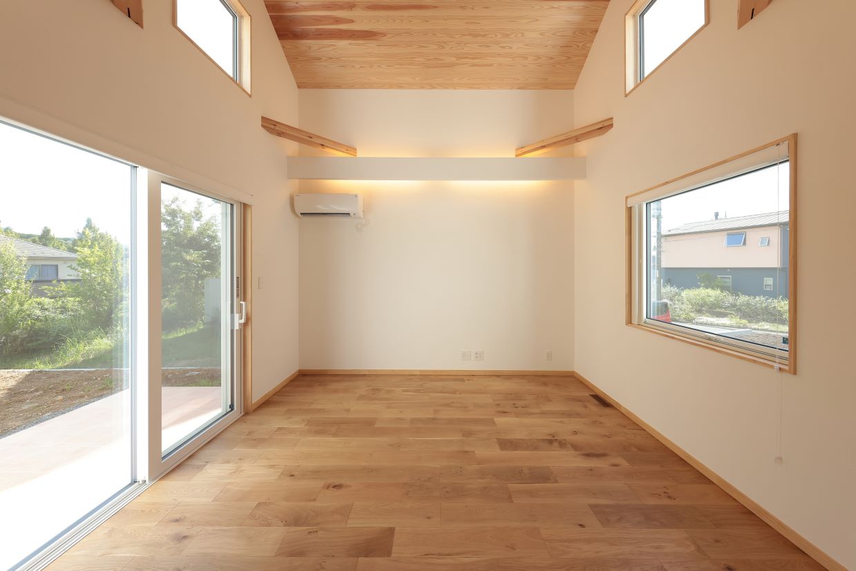 リビング床はオーク、天井は杉の無垢材で温かみのあるリビング