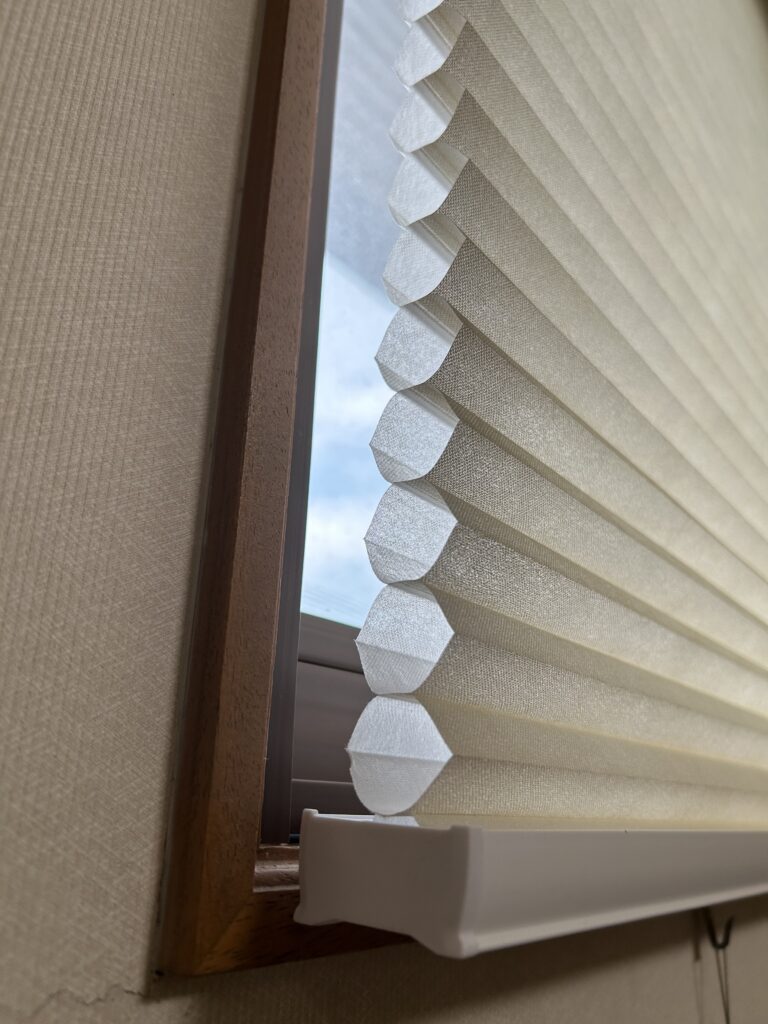 断熱ブラインドを取り付けました。