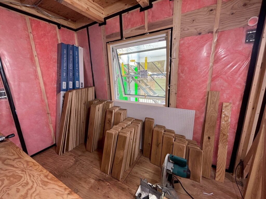 床貼りの様子と床材の紹介