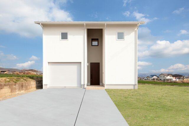 群馬県安中市で建てたシャッター付きビルトインガレージのある家の外観