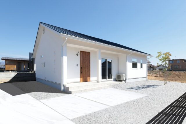 土間リビングでつながる、光と抜け感のある平屋